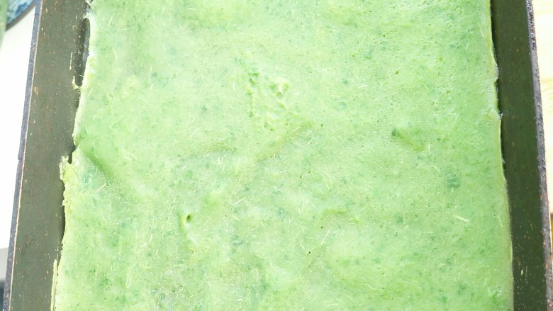 适合宝宝吃的营养健康菠菜卷,饼成翠绿色且周边开始起皱的时候差不多就完工了。