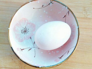 适合宝宝吃的营养健康菠菜卷,去一枚鸡蛋。