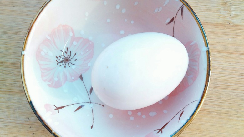 适合宝宝吃的营养健康菠菜卷,去一枚鸡蛋。