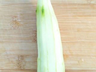 适合宝宝吃的营养健康菠菜卷,将黄瓜洗净去皮。并切条。