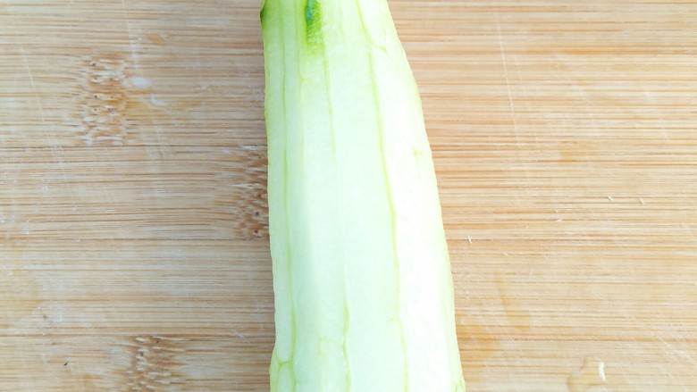 适合宝宝吃的营养健康菠菜卷,将黄瓜洗净去皮。并切条。
