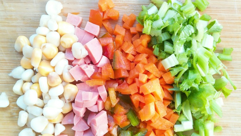 果蔬菠菜班戟,准备蔬菜丁，彩椒、胡萝卜、芹菜、火腿和玉米粒。
