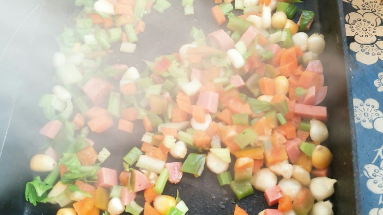 果蔬菠菜班戟,待黄油融化后倒入准备好的菜丁。
