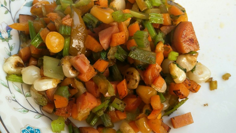 果蔬菠菜班戟,将炒好的菜丁取出装盘。