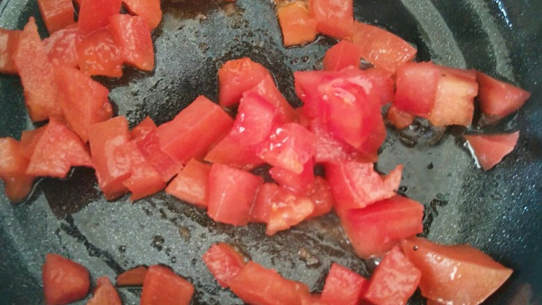 面也要创新吃――一份菠菜番茄面送给你们😊,放入番茄丁。