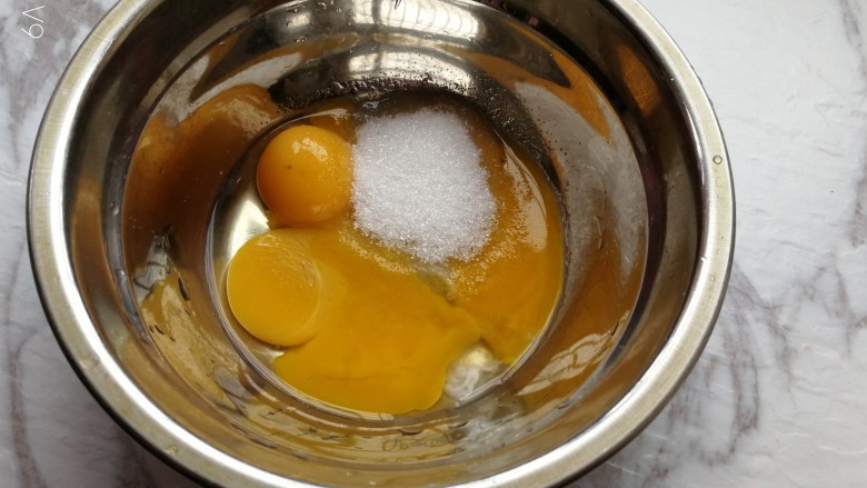 蝶豆花戚风蛋糕,蛋黄里面放入20克的细砂糖。