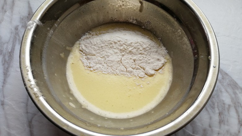 蝶豆花戚风蛋糕,放入低粉和盐采用z字形搅拌。