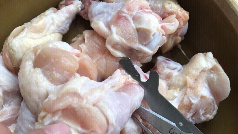 鸡翅根还能做出惊艳的宴客菜,用厨房剪把鸡翅根小的那头剪开。骨和肉分离。