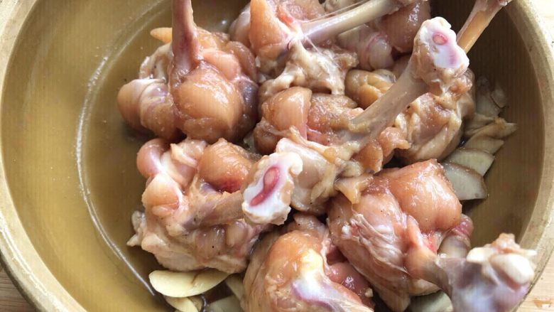 鸡翅根还能做出惊艳的宴客菜,调料和鸡翅根抓匀，腌30分钟。夏天放冰箱。