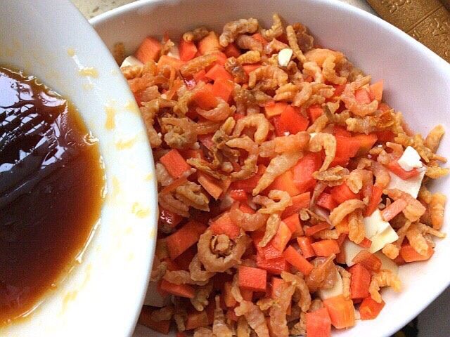 健康菜+虾米胡萝卜蒸豆腐,均匀的倒入蒸碗中