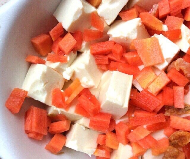 健康菜+虾米胡萝卜蒸豆腐,切好的豆腐放入蒸碗中，在放入胡萝卜丁