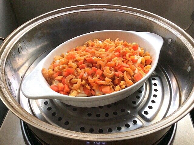 健康菜+虾米胡萝卜蒸豆腐,烧开水放入锅中，蒸8分钟