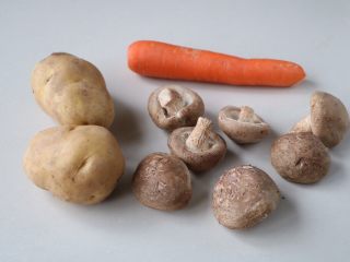 土豆炖香菇胡萝卜,准备所需食材