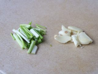 土豆炖香菇胡萝卜,小葱切段，大蒜拍碎；