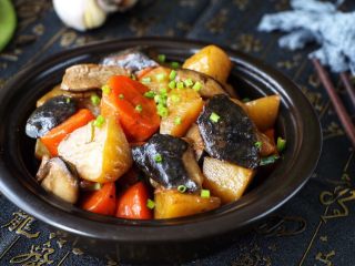 土豆炖香菇胡萝卜,好吃不贵！