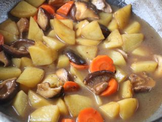 土豆炖香菇胡萝卜,加入适量的清水；不可加多，土豆熟的块，炖时间久了就化了；