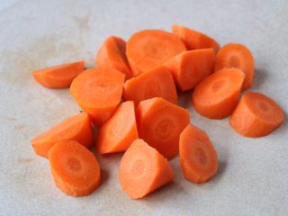 土豆炖香菇胡萝卜,胡萝卜去皮，滚刀切块；