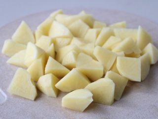土豆炖香菇胡萝卜,土豆去皮洗净滚刀切块；