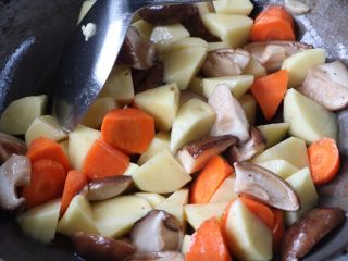 土豆炖香菇胡萝卜,再放入土豆胡萝卜翻炒；