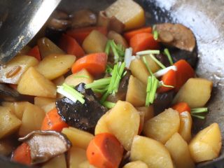 土豆炖香菇胡萝卜,炖至食材全部熟烂，收汁，出锅之前加入小葱段翻炒均匀即可；
