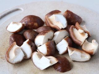 土豆炖香菇胡萝卜,香菇浸泡洗净斜切块；