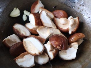 土豆炖香菇胡萝卜,放入香菇翻炒至变色