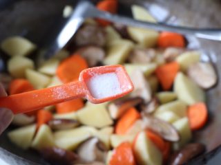 土豆炖香菇胡萝卜,加入盐