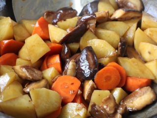 土豆炖香菇胡萝卜,翻炒均匀；
