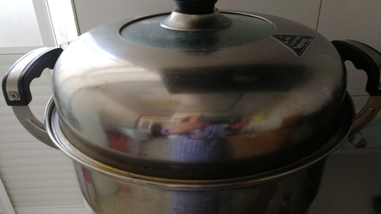 中式汉堡&荷叶饼鸡蛋火腿,盖锅盖，在醒5-10分钟在开火，开锅后关中火，蒸20分钟就好了。