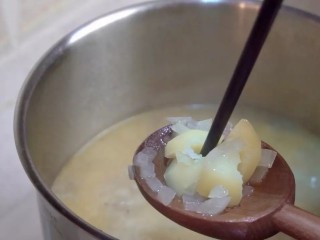 芦笋浓汤,煮到土豆可以轻易戳透即可