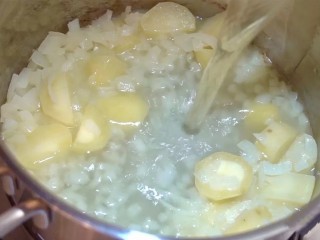 芦笋浓汤,倒入焯过芦笋的汤1000g左右，加入盐、黑胡椒调味（盐要稍微加的重一点，等会还要加入芦笋和菠菜）