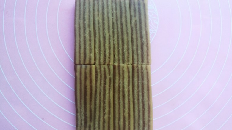 双色条纹花生饼干,将这8片面团切面朝上平铺在一起，然后等待片刻，使原本冻硬的面用重新变软。