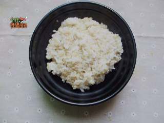 快手减肥便当,糙米用水清洗干净，加入适量得水，放入电饭煲做成糙米饭