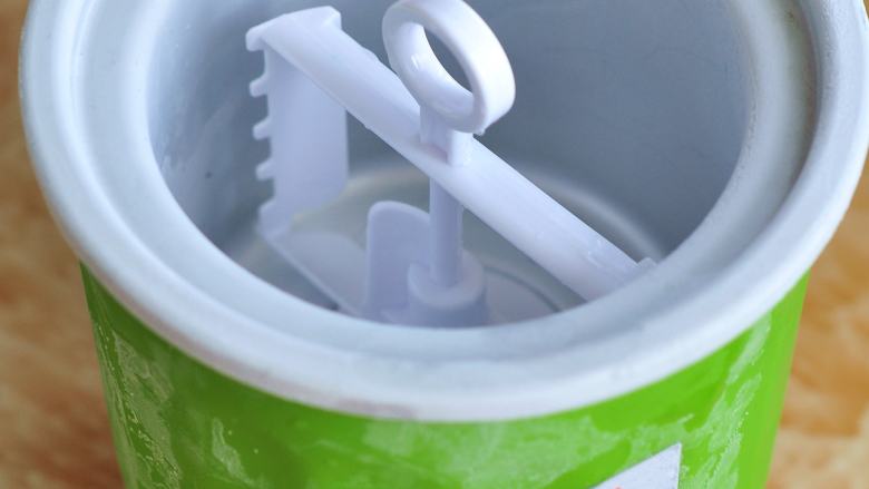葡萄干奶香冰淇淋,冰淇淋桶提前放入冰箱冷冻室，冷冻24小时。
