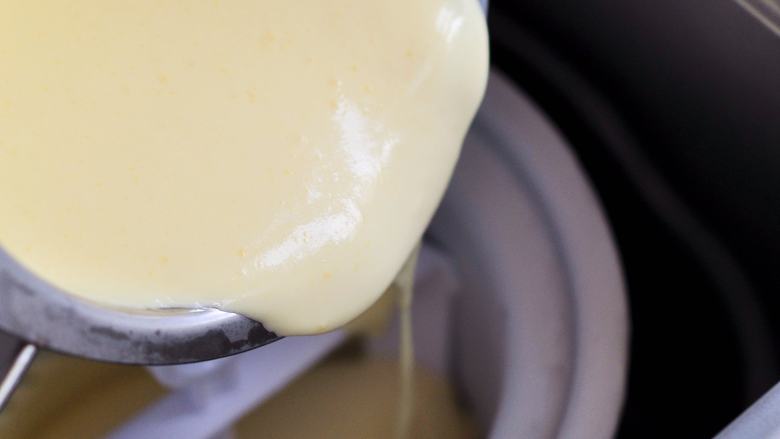葡萄干奶香冰淇淋,在冰淇淋桶工作时，缓慢将液体倒入内胆中，直到全部倒完。

