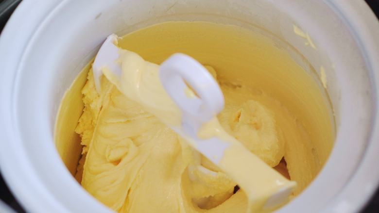 葡萄干奶香冰淇淋,合上面包机盖子，任其自动工作，程序结束后，冰淇淋会显得绵密、体积变大。
