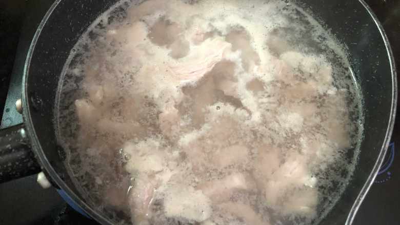 麻辣猪肉干(面包机版),煮至肉变白，把水倒掉