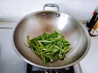 下饭菜~青椒肉丝,油六七分热的时候下青椒翻炒。