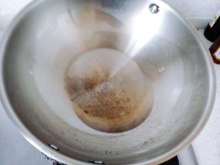 下饭菜~青椒肉丝,锅里面倒油，油可以稍微多一点点。大火。