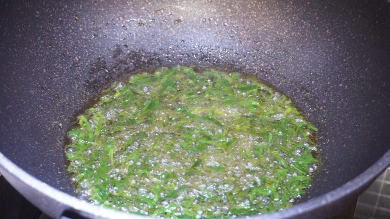 菠菜松（佐粥小菜）,油温到达六七成热，下一撮菠菜丝，不要太多