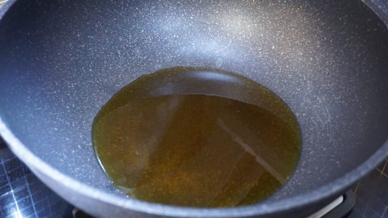 菠菜松（佐粥小菜）,锅里倒入食用油，小火加热