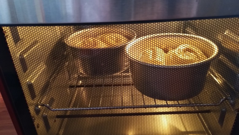 新鲜出炉手撕面包,烤箱事先预热上下管180度烤时可以降十度