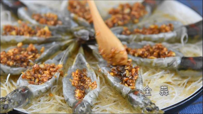 买菜做饭吃点啥，来份金银蒜开背虾，晚餐夜宵全搞定！,将金蒜均匀涂在虾背上。