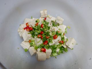炝拌香菜豆腐,在加入香菜和小米椒