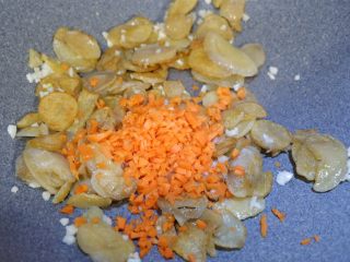 孜然土豆干,在加入胡萝卜碎，翻炒均匀