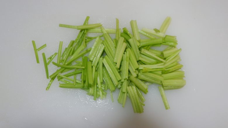 凉拌香芹腐竹,切成小段。