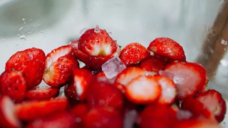少女心的草莓酱,白砂糖或者碾碎的<a style='color:red;display:inline-block;' href='/shicai/ 866'>冰糖</a>混入草莓碎中，冰箱冷藏一夜，等水份析出。