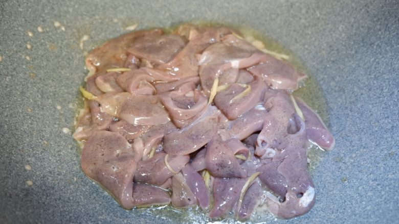 韭菜炒猪肝,锅中热油，下猪肝，连着腌料一起放入，快速煸炒几下
