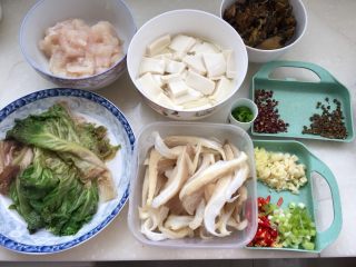 麻辣鲜香，嫩滑美味➕酸菜豆腐水煮鱼,全部食材改刀准备好。