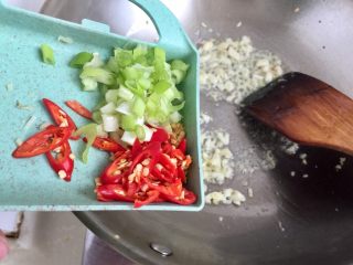 麻辣鲜香，嫩滑美味➕酸菜豆腐水煮鱼,加入葱白小米椒煸香
